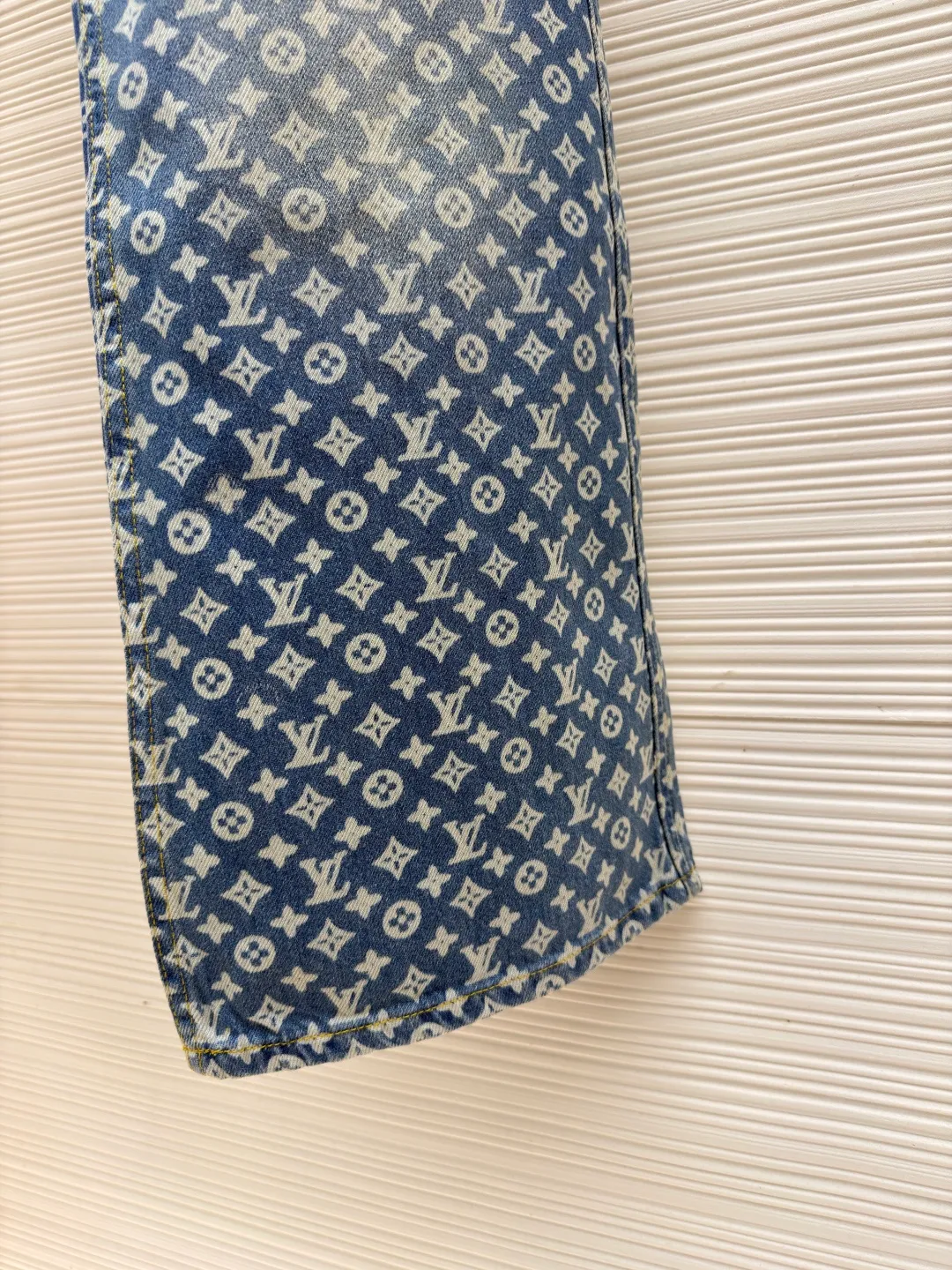 LOUIS VUITTON full-print flare jeans ●Original version: Purchased and developed for 19100 ●Item number: 1681925-B45 ●Fabric: denim fabric ●Technology: washed production ●Version: fitted version ●Weight: about 625 grams ●Size: 28-30-32-34-36 ●Description: Customized blue shadow encrypted cotton classic pattern denim, as moist as cotton, comfortable and skin-friendly, indigo elegance With a retro charm and modern fashion sense, the iconic Monogram pattern is laid out on it. Every part tells the glorious history and fashion heritage of Louis Vuitton, and its leisurely flared silhouette is the soul of these pants. It exudes a sense of high-end from the inside out. It is a stunning piece in the fashion feast. The overall wiring is straight and delicate, the fabric is comfortable and soft, and the color is consistent without color difference. It can be matched with the same style to create a fashionable look and control various occasions. Customized accessories, complete with three standards, same style for men and women!